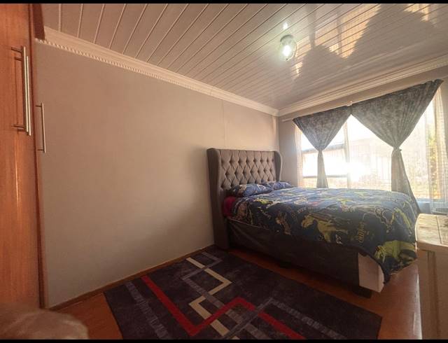 3 BEDROOM HOUSE TO LET IN MANDELA VIEW
